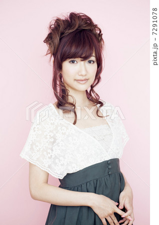 ハーフアップの女性 7291078