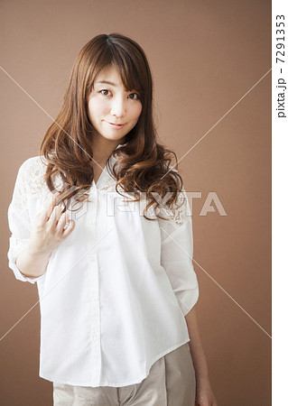 白いシャツの女性 7291353