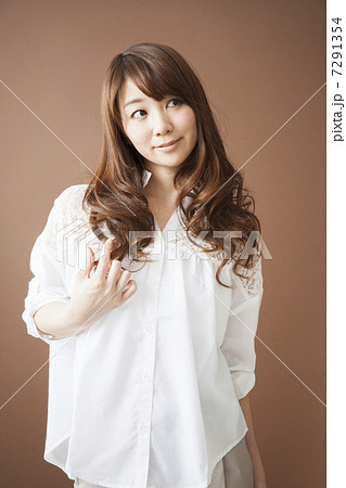 白いシャツの女性 7291354