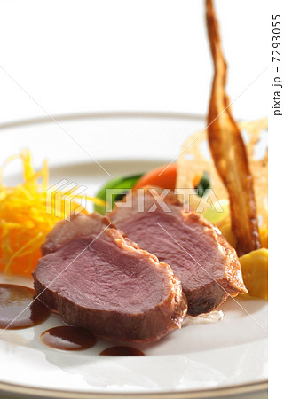 フランス料理 メインディッシュ 牛肉 肉料理 ステーキ 西欧料理 牛の写真素材 7293055 Pixta