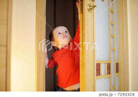 Little girl trying to open a door Little girl trying to open a door 7293328