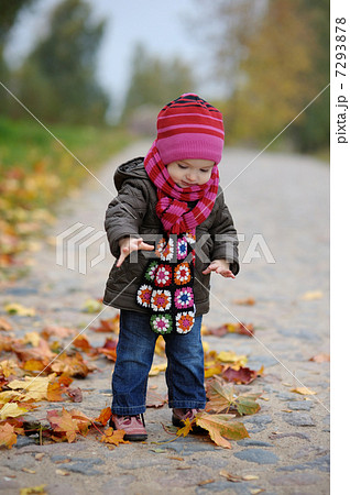 Little baby in an autumn park Little baby in an autumn park 7293878