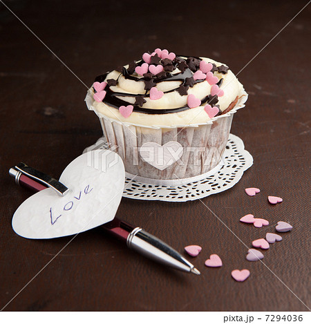 Vanilla cupcake on a table 7294036
