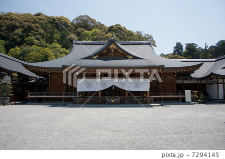 三輪山　大神神社の祈祷殿の正面 7294145