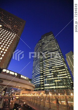 夕暮れのオフィス街 7294649