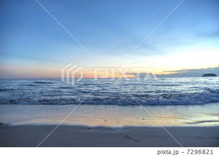 ビーチの夕焼け２　チャーン島　タイ 7296821