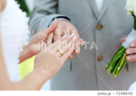 Bride and grooms hands with wedding rings Bride and grooms hands with wedding rings 7298649