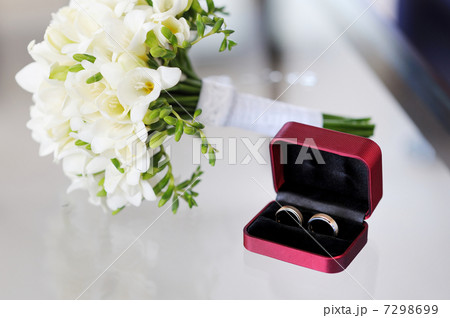 Two wedding rings in nice box Two wedding rings in nice box 7298699