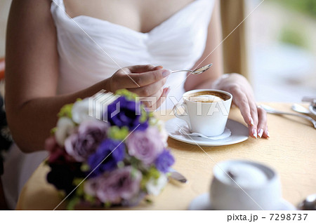 Bride enjoying a cup of coffee 7298737