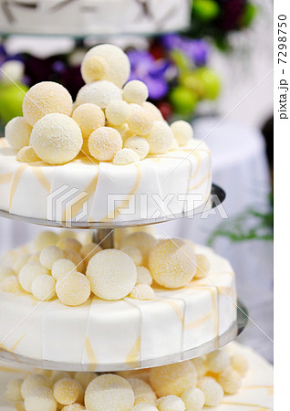 Fancy wedding cake 7298750