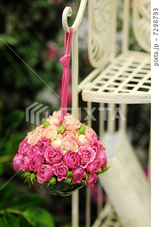 Beautiful hanging roses composition 7298793