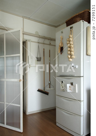 木製ドアと冷蔵庫 7299151