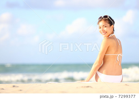 Vacation woman sitting on beach 7299377