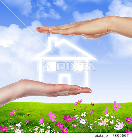 hands holding house 7300667