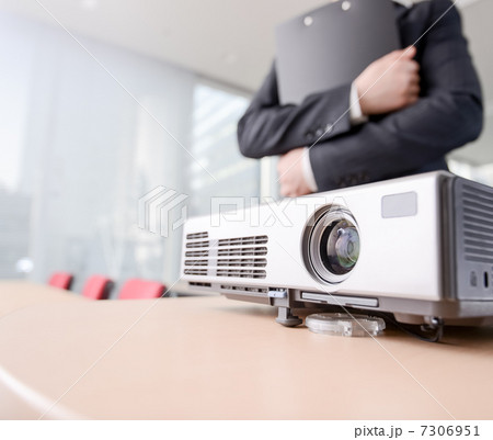 プロジェクターと会社員 7306951