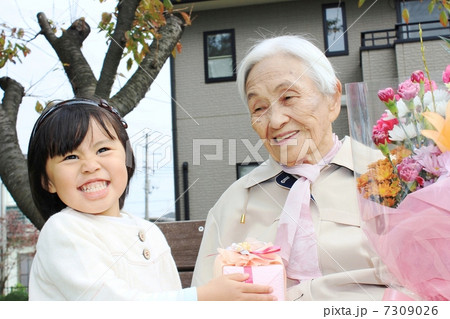 かわいい孫とおばあちゃん かわいい孫とおばあちゃん 7309026