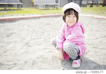 砂場で遊ぶ子 7309177