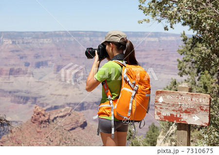 Hiking photographer taking pictures, Grand Canyon Hiking photographer taking pictures, Grand Canyon 7310675