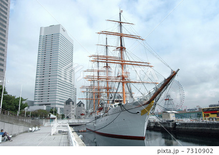 日本丸と横浜ランドマークタワー 日本丸と横浜ランドマークタワー 7310902