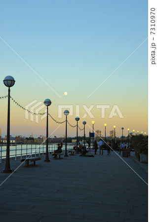 テムズ河畔 7310970