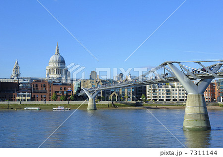 ミレニアムブリッジとセントポール大聖堂 7311144