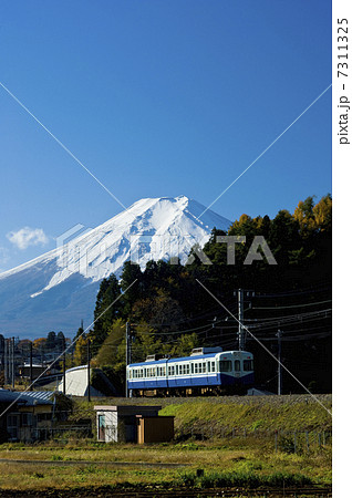 富士急行線と富士山 7311325