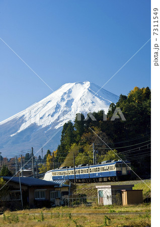 富士急行線と富士山 7311549