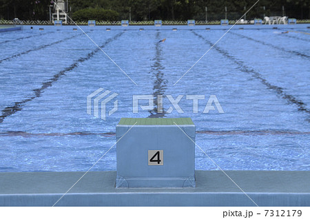 プールの飛び込み台 7312179