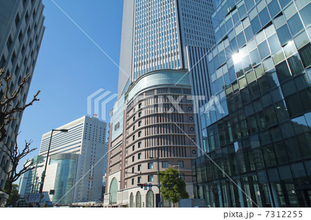 大阪駅前のビル群 7312255