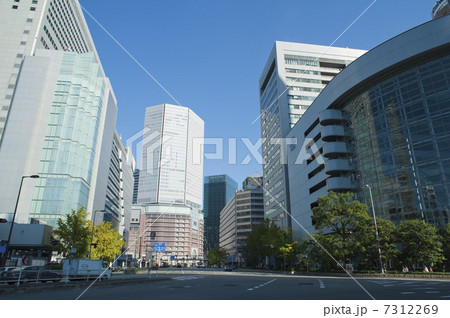 大阪駅前のビル群 7312269