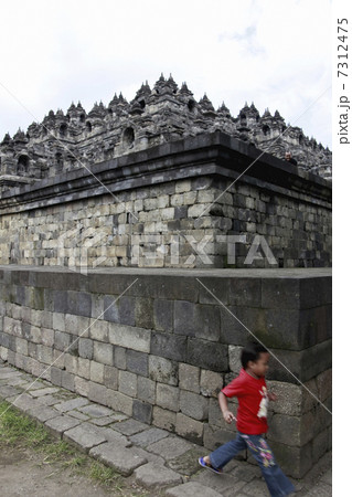 ボロブドゥール寺院遺跡を走る男の子 7312475