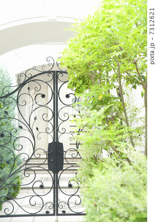 白い家の門 7312621