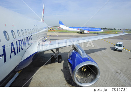 ヒースロ空港の旅客機 7312784