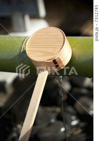 手水舍の柄杓 7312785