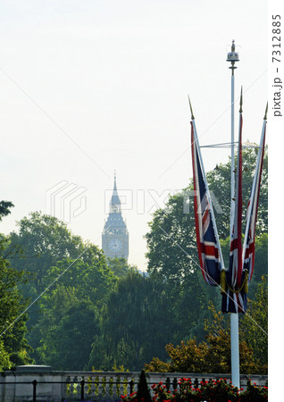 クイーンビクトリアメモリアルからのビッグベン 7312885