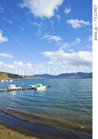 山中湖の湖畔 7312907