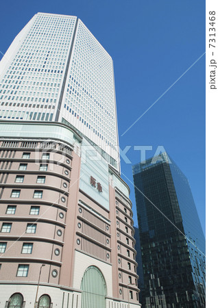 大阪駅前のビル群 7313468