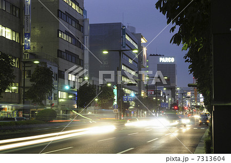大通り夜景 7313604