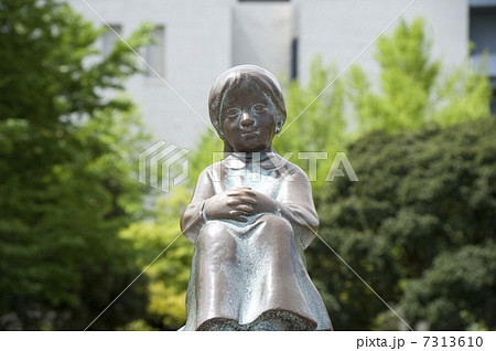 赤い靴はいてた女の子の像 7313610