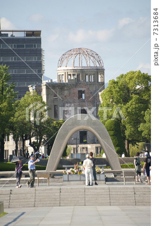 原爆死没者慰霊碑と原爆ドーム 7313684