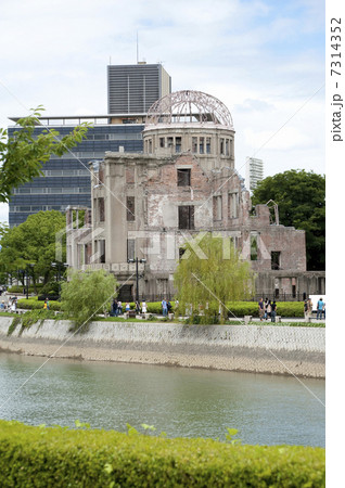 本安川と原爆ドーム 7314352