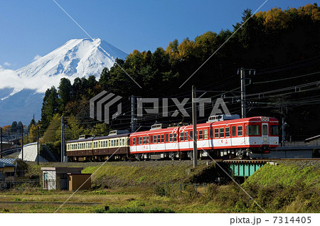 富士急行線と富士山 7314405