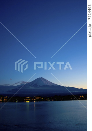 河口湖と富士山 7314468