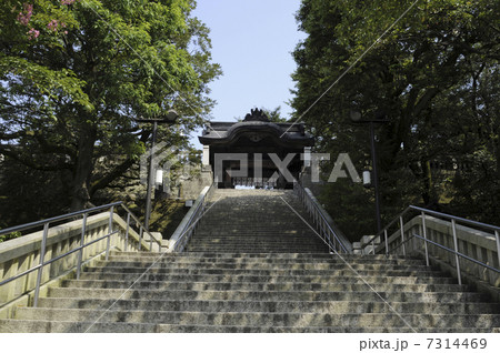 宇都宮二荒山神社の山門と階段 7314469