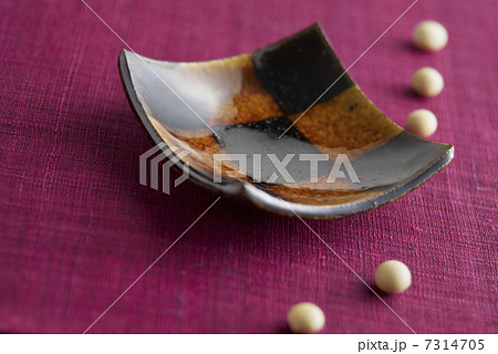 小皿と大豆 7314705