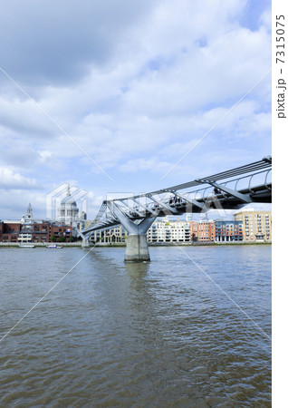 ミレニアムブリッジとセントポール大聖堂 ミレニアムブリッジとセントポール大聖堂 7315075