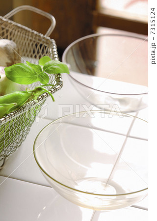 ガラスボールとバジル 7315124