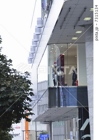 大型商業施設のショーウィンドウ 7315134