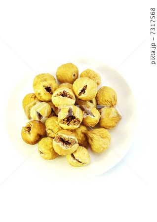 ドライフルーツ・白平皿に乾燥白イチジク・白バック縦位置俯瞰 7317568