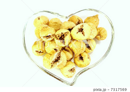 ドライフルーツ・ハート型透明皿に乾燥白イチジク・白バック横位置俯瞰 7317569